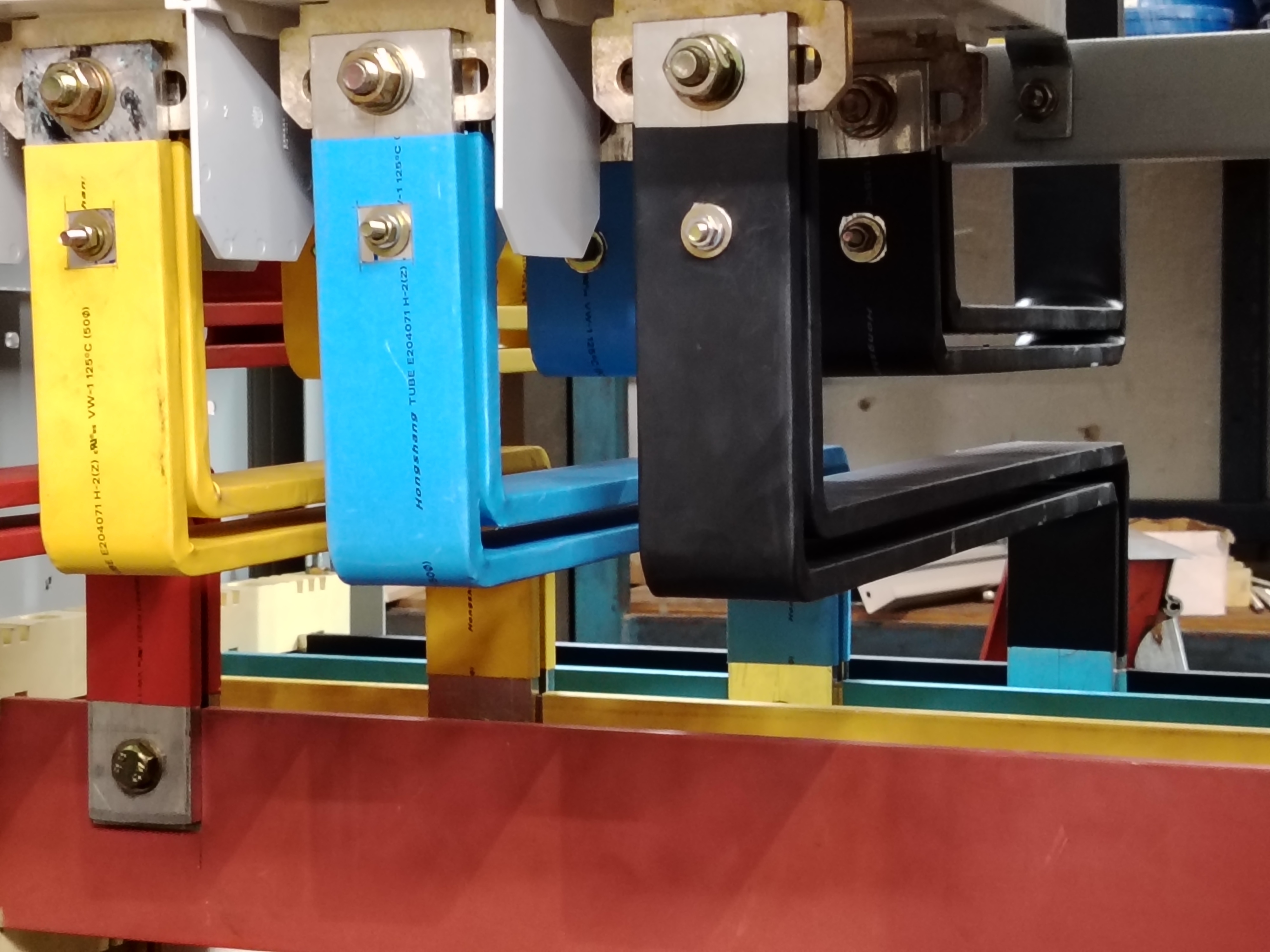 Powder coated busbars with defined electrical contact areas